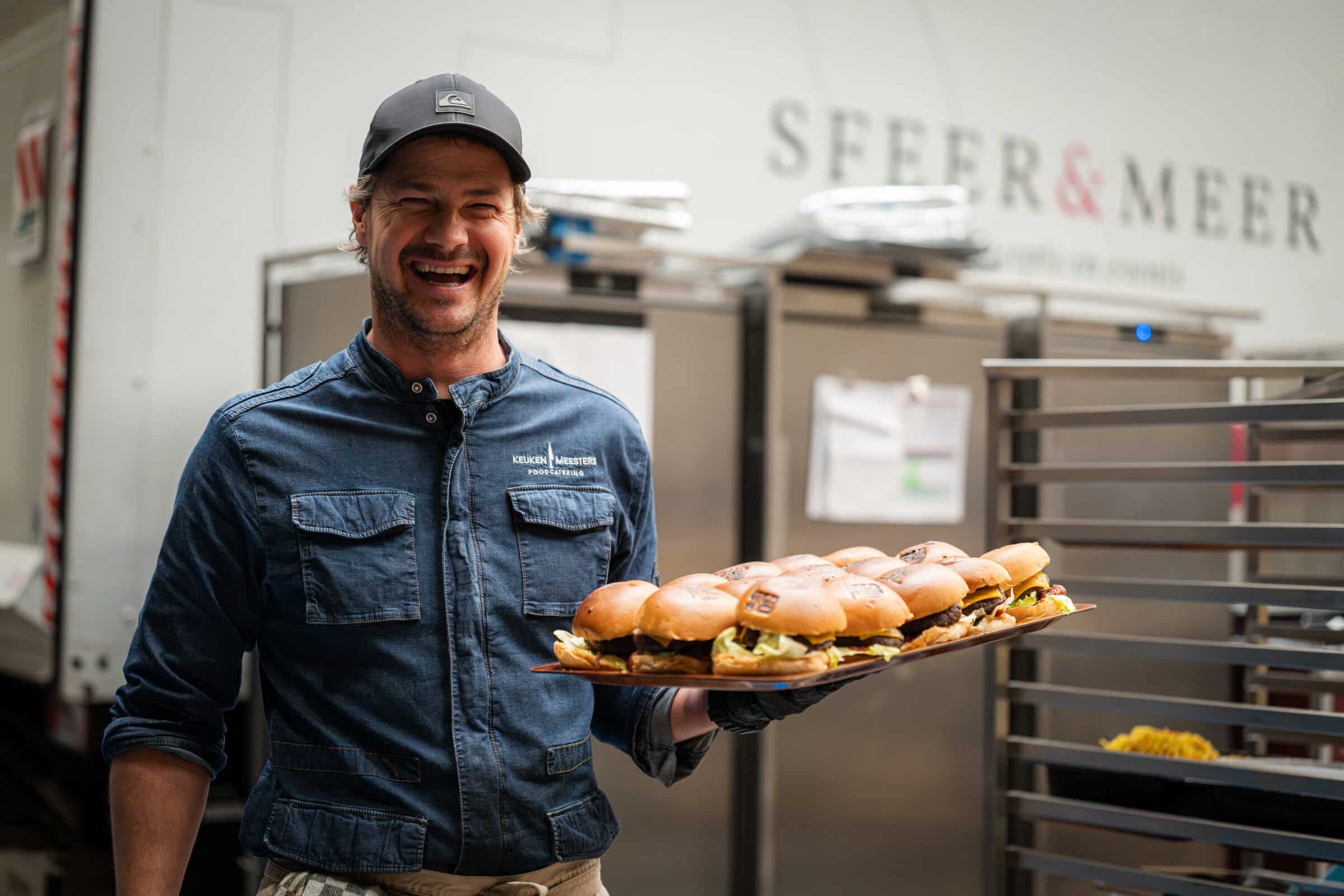 chef met volle schaal luxe hamburgers