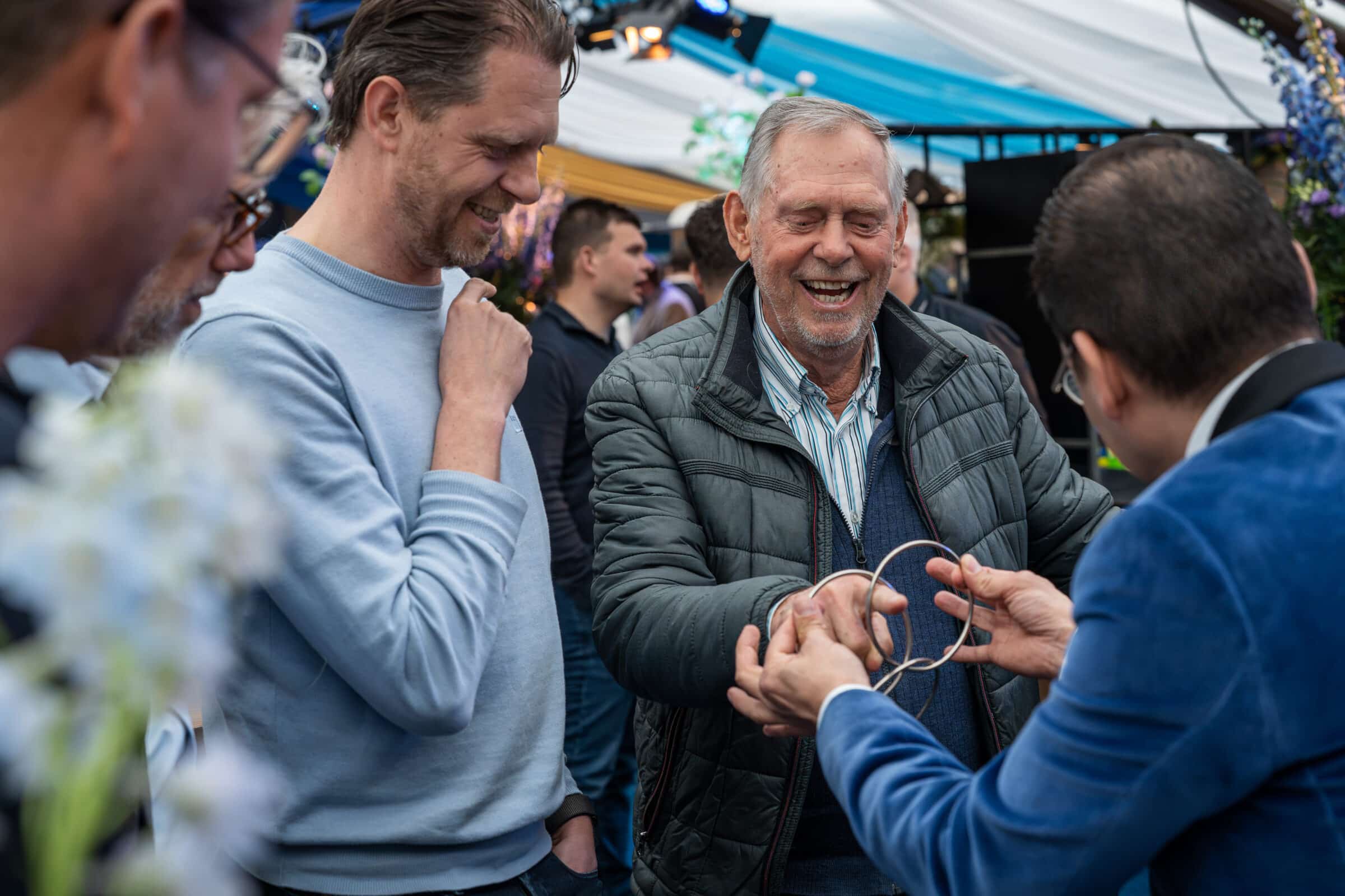 Goochelaar met lachende mensen