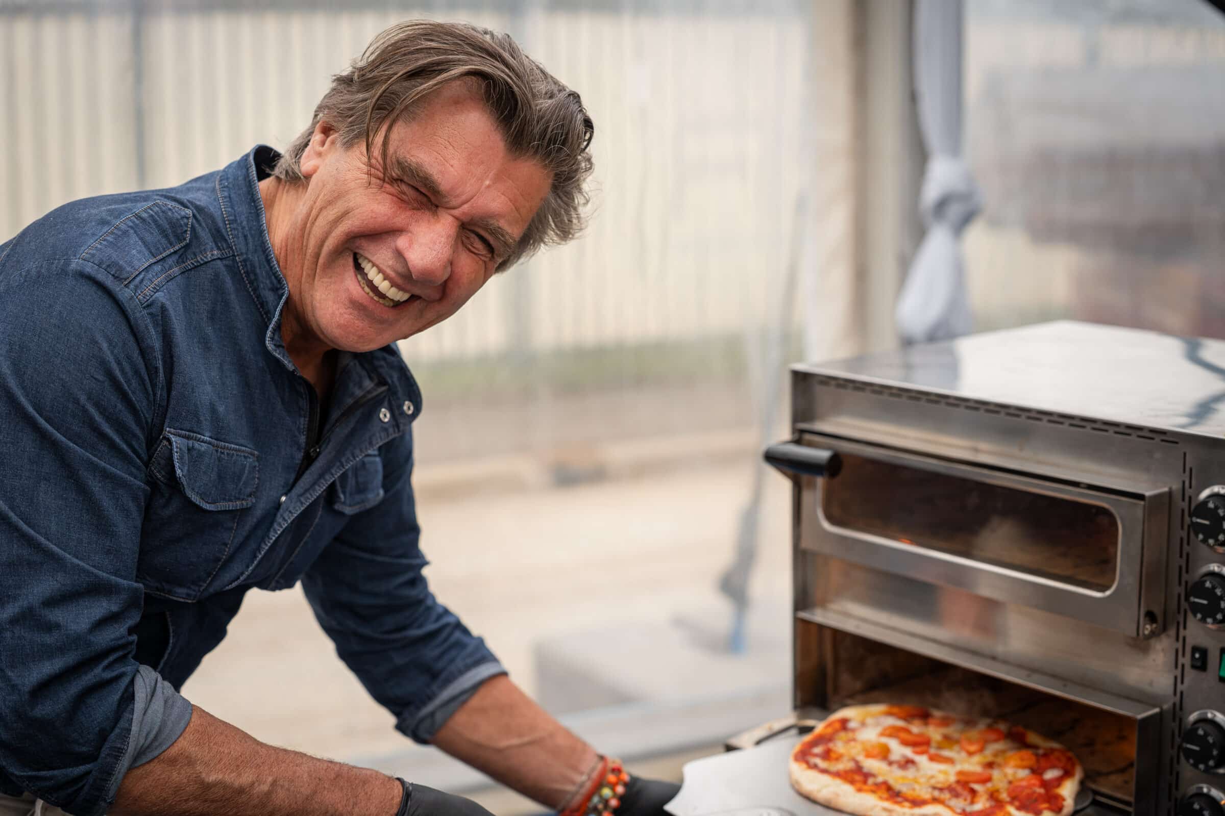 Pizzabakker tijdens evenement gooimeer