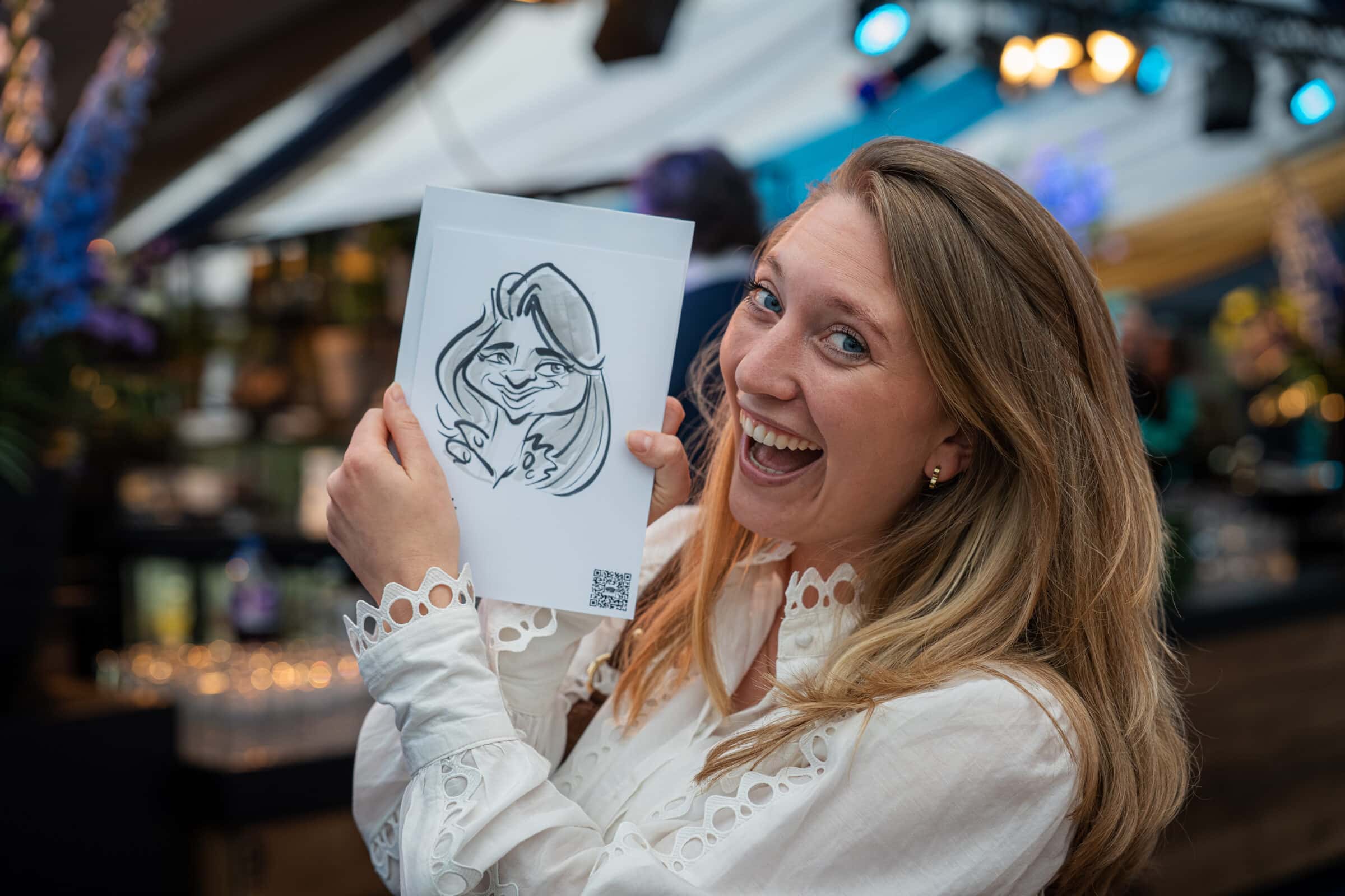 Vrouw met karikatuurtekening van zichzelf