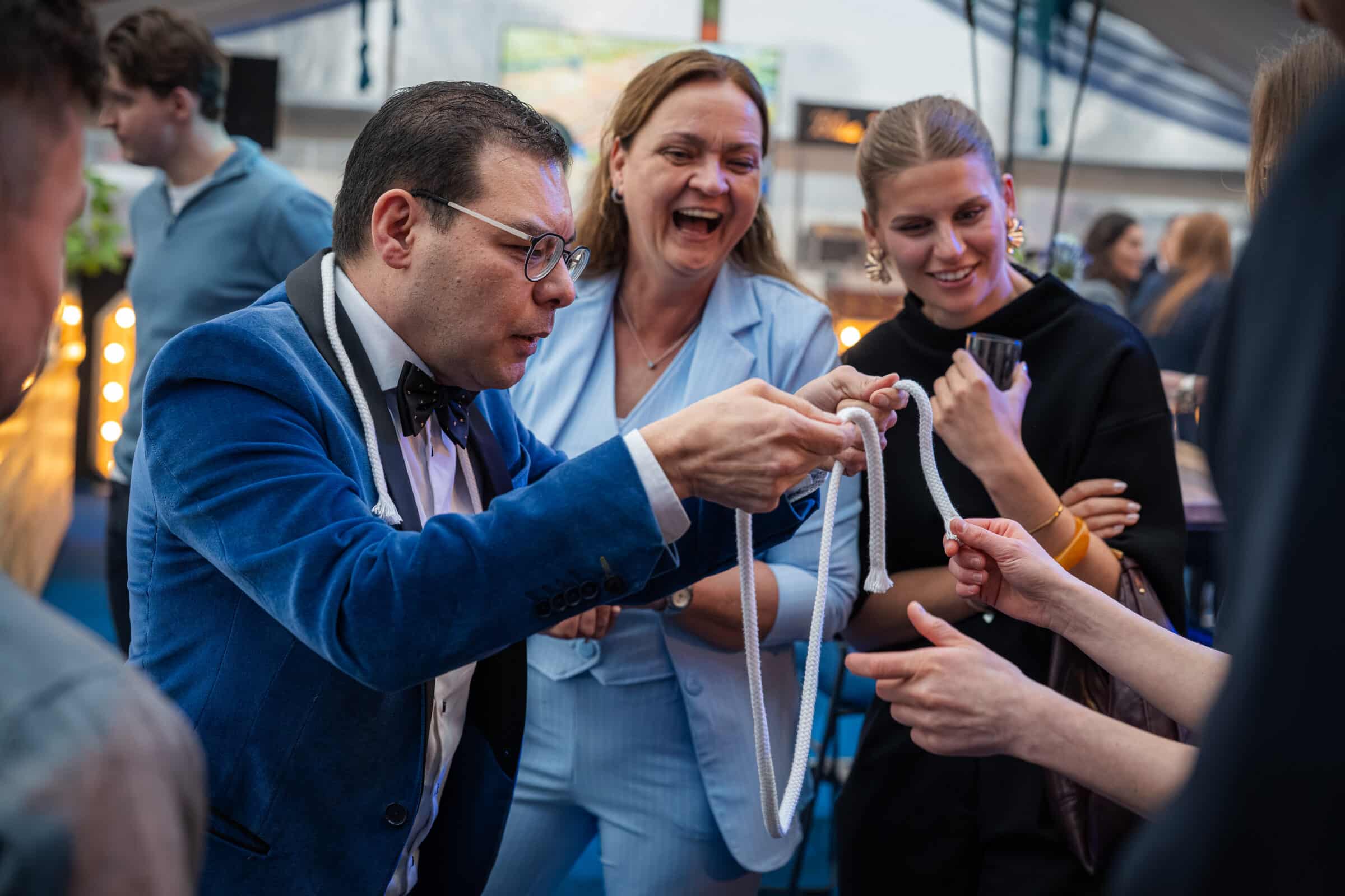 Goochelaar met lachende mensen eromheen