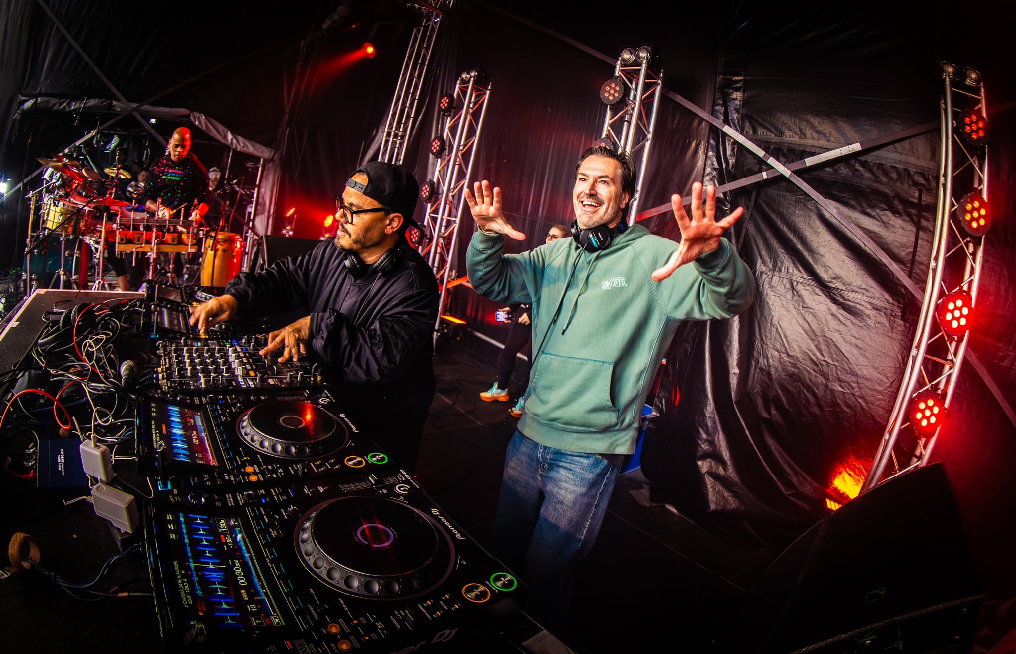 dj op podium