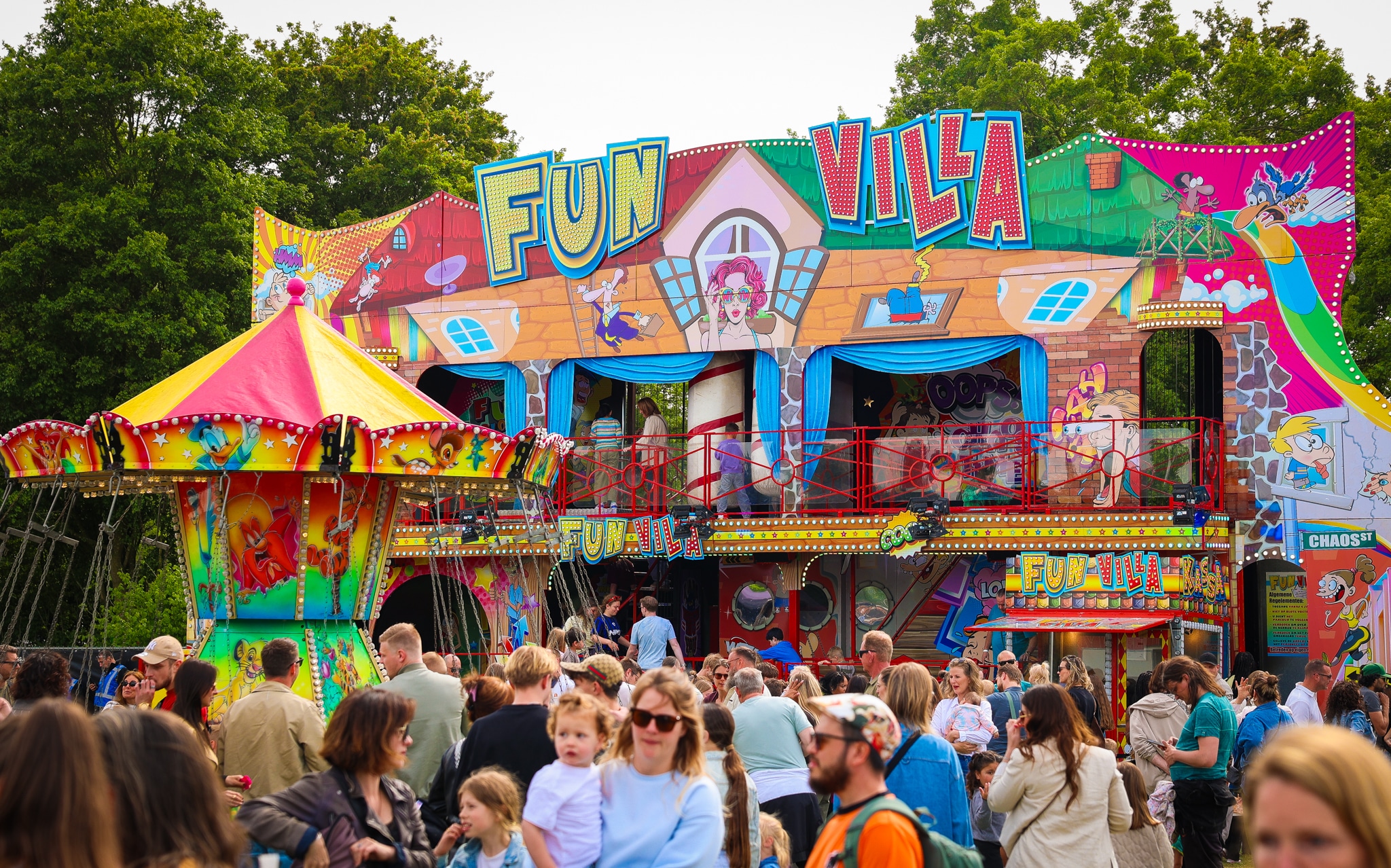 funhouse attractie op festival