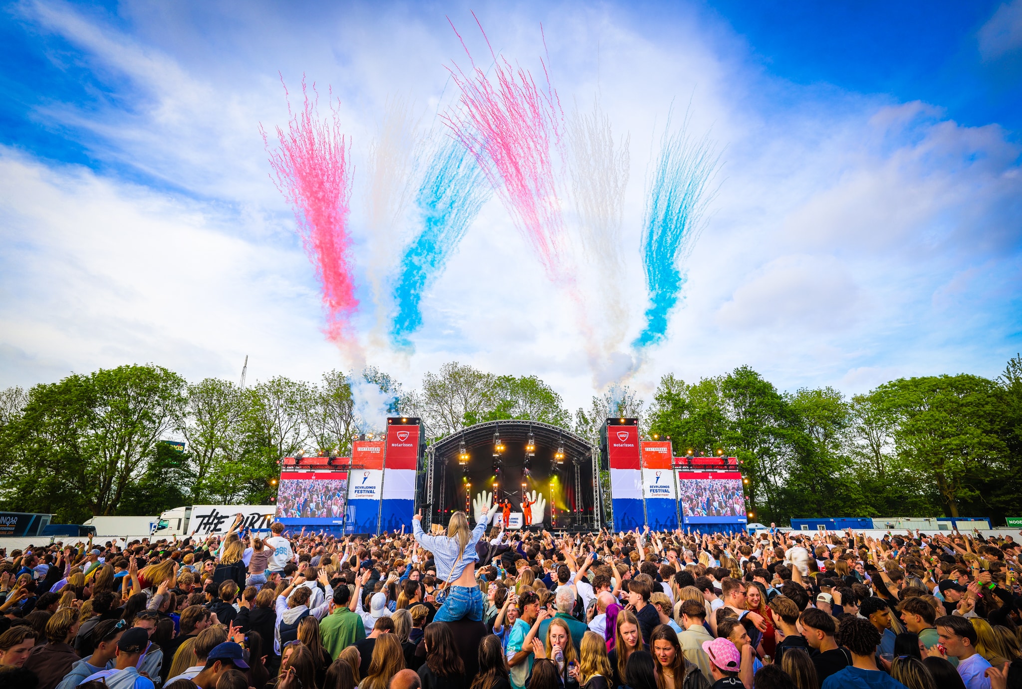 rood wit blauwe rook boven podium