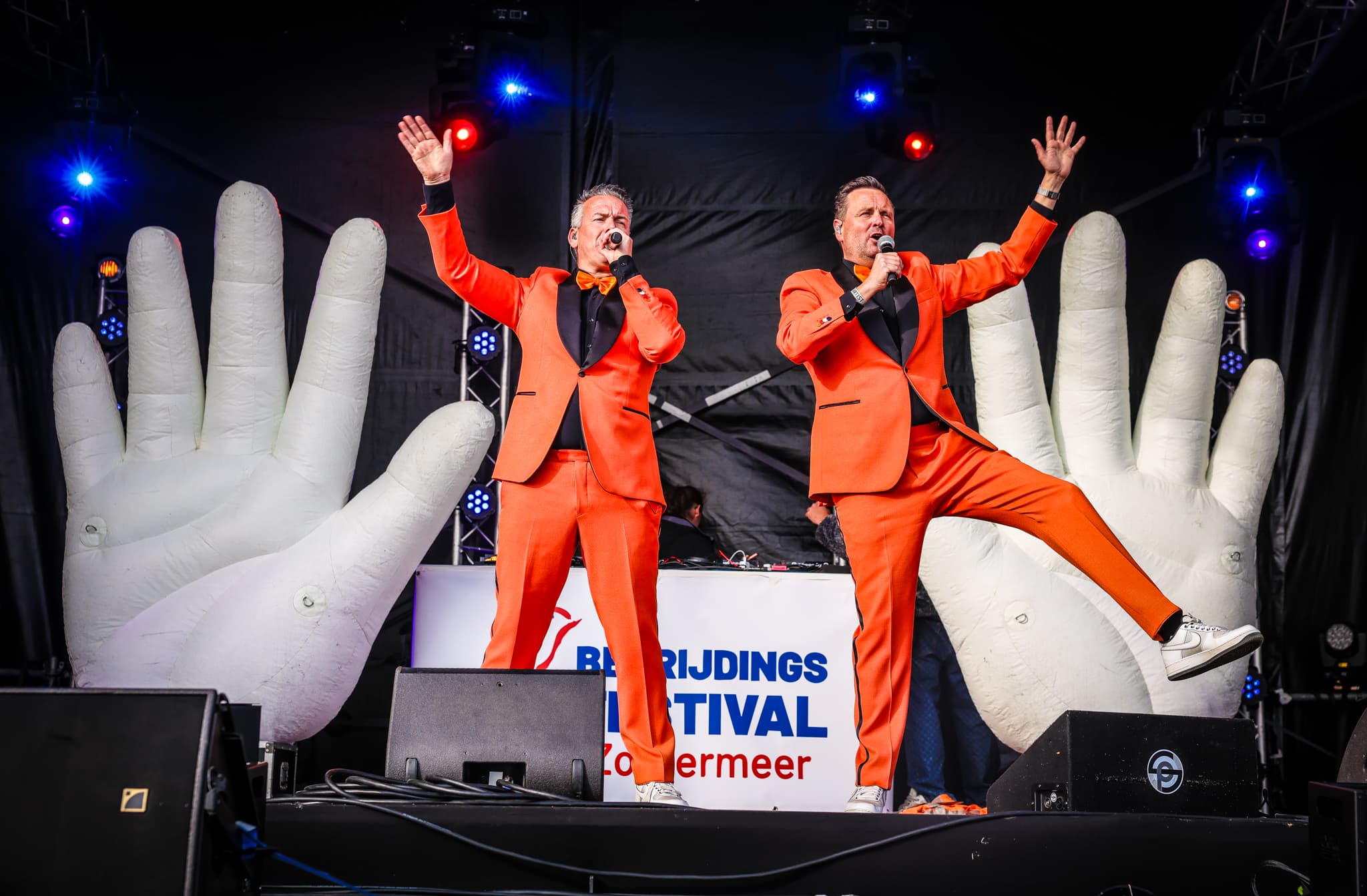 het feestteam in oranje pakken
