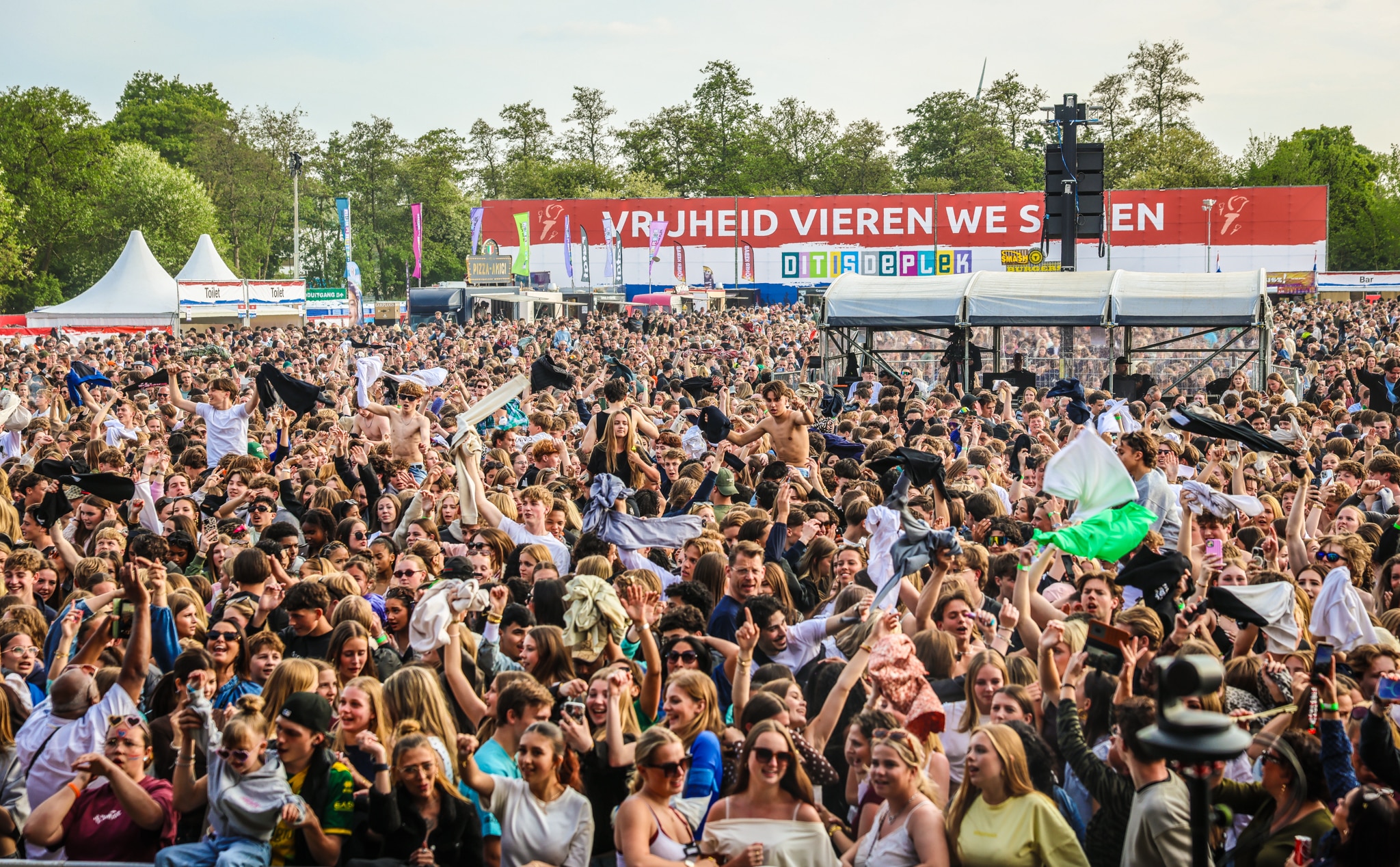 publiek bevrijdingsfestival zoetermeer met grote banner op achtergrond