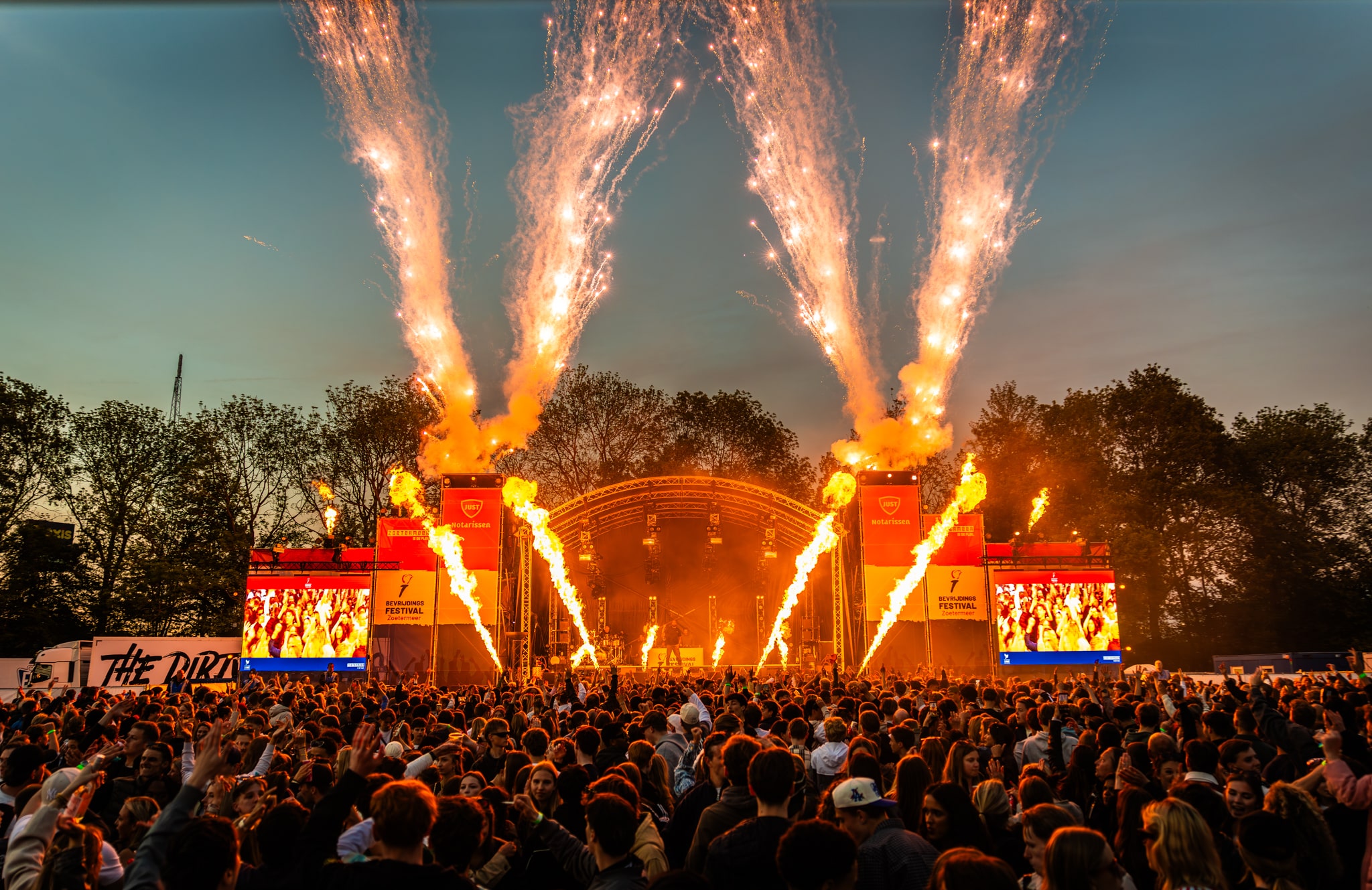 vuurwerk en vlammen bij podium bevrijdingsfestival zoetermeer
