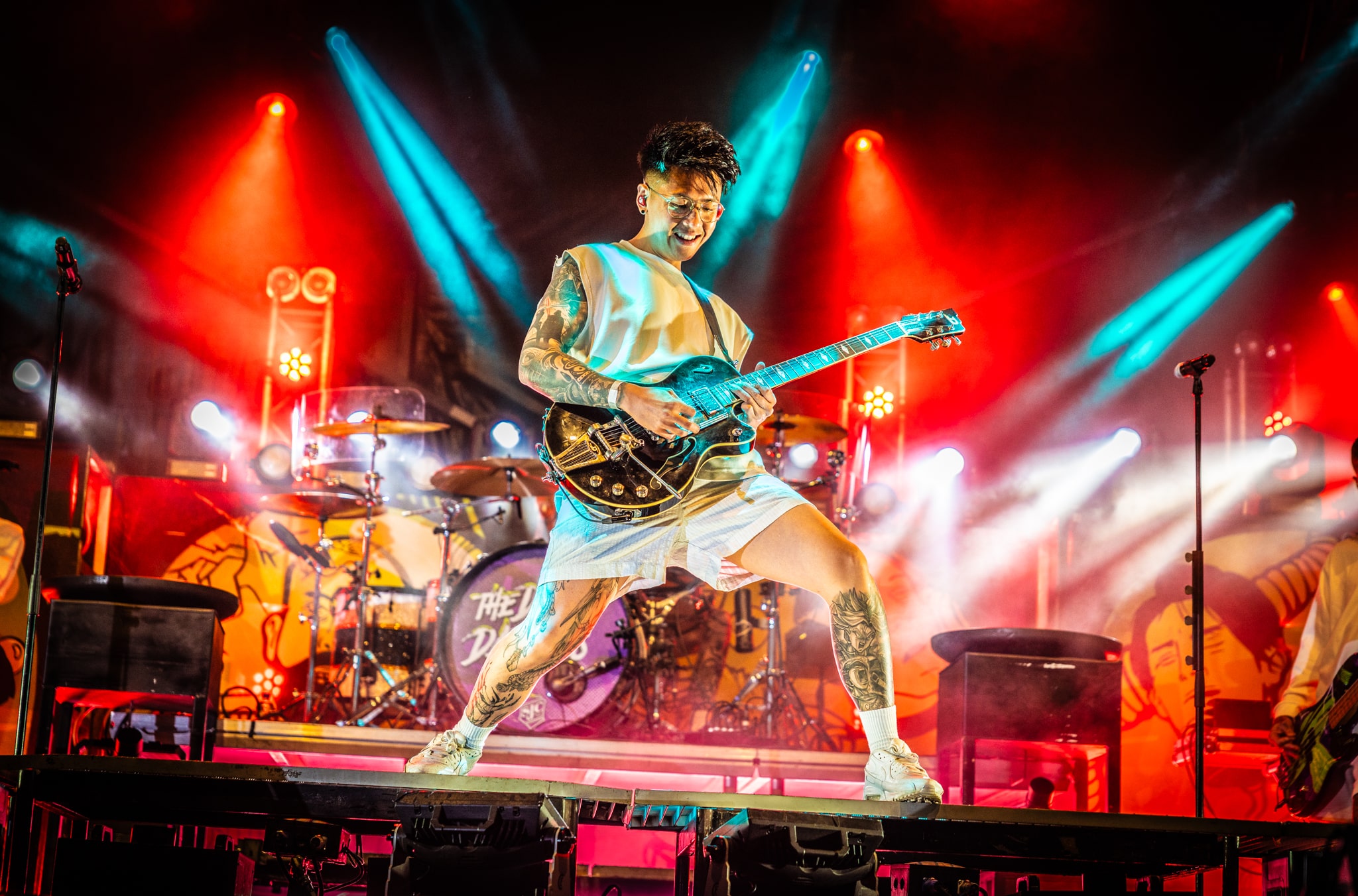 gitarist the dirty daddies op podium