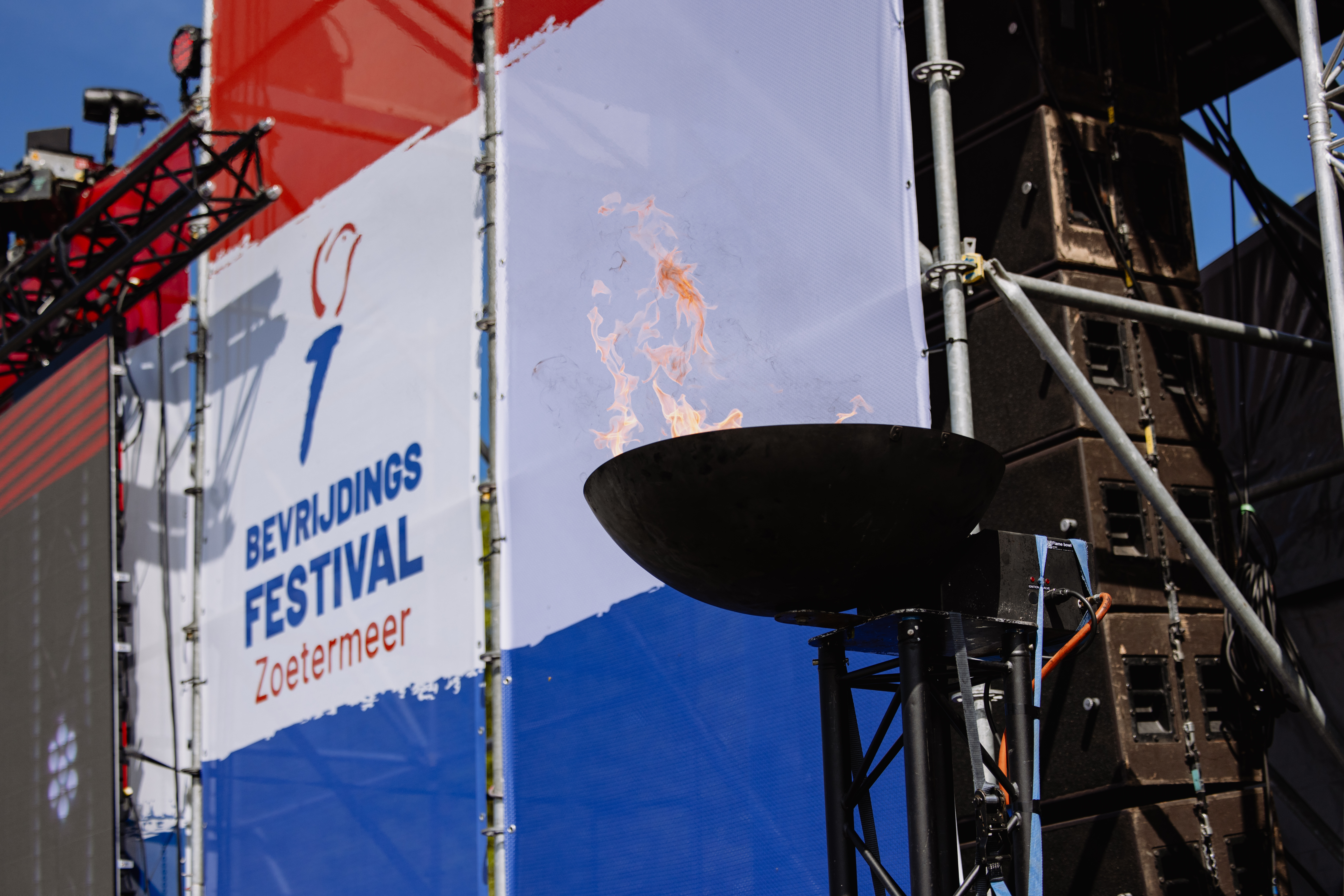 Vrijheidsvuur en banner bevrijdingsfestival