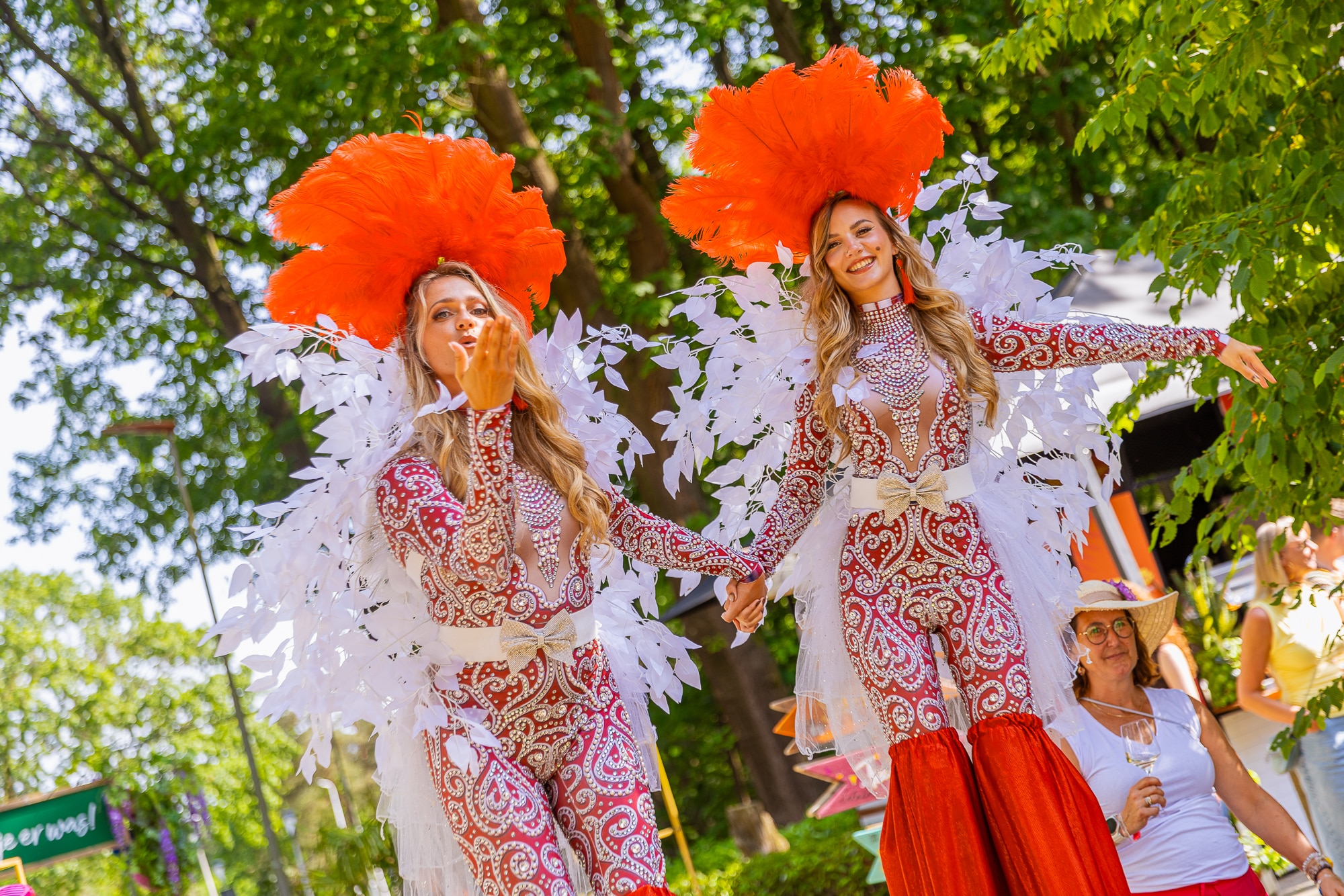 verklede dames bij ingang event