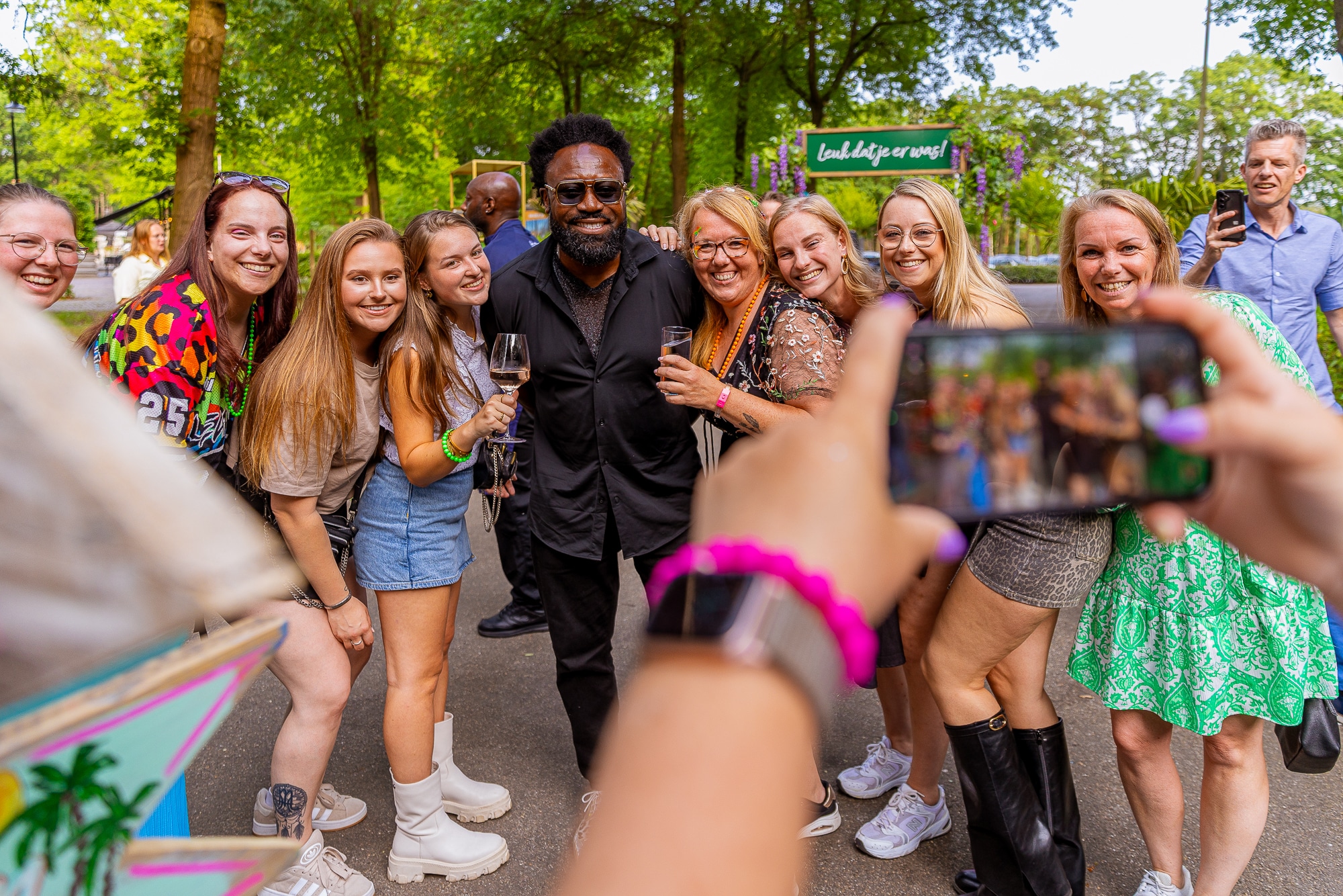 Zanger emanuel op de foto met fans