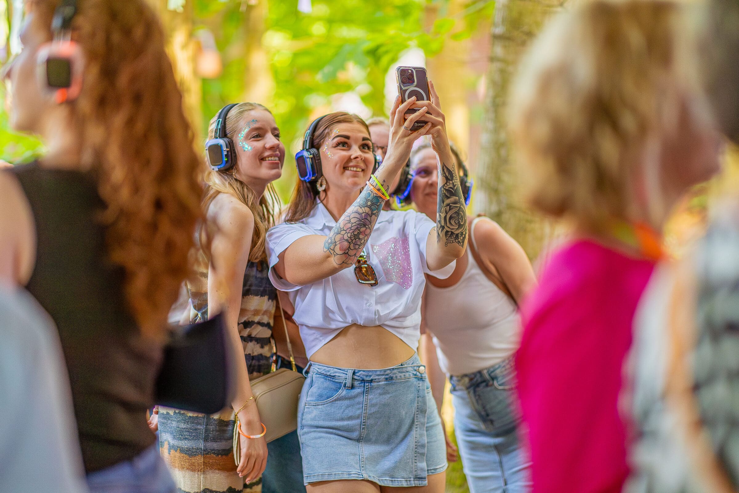vrouwen maken selfie tijdens silent disco