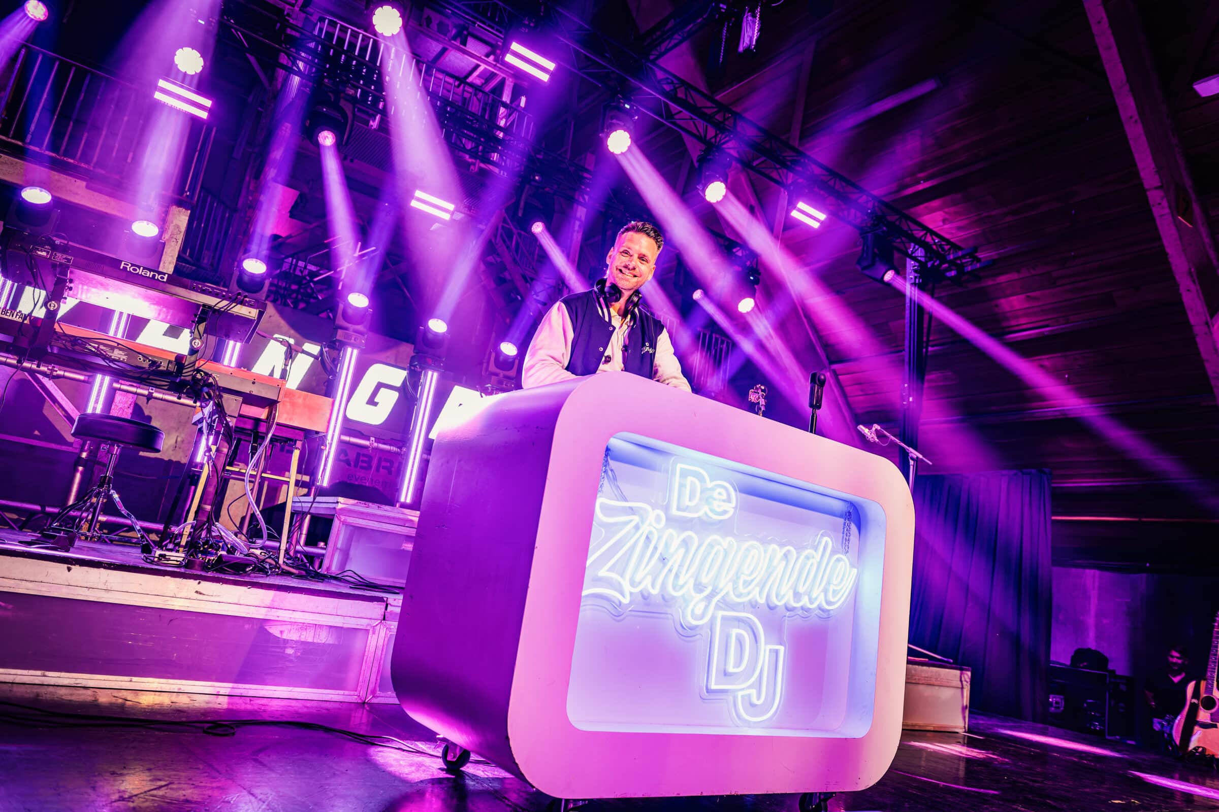 de zingende dj op bedrijfsfeest kraamzus
