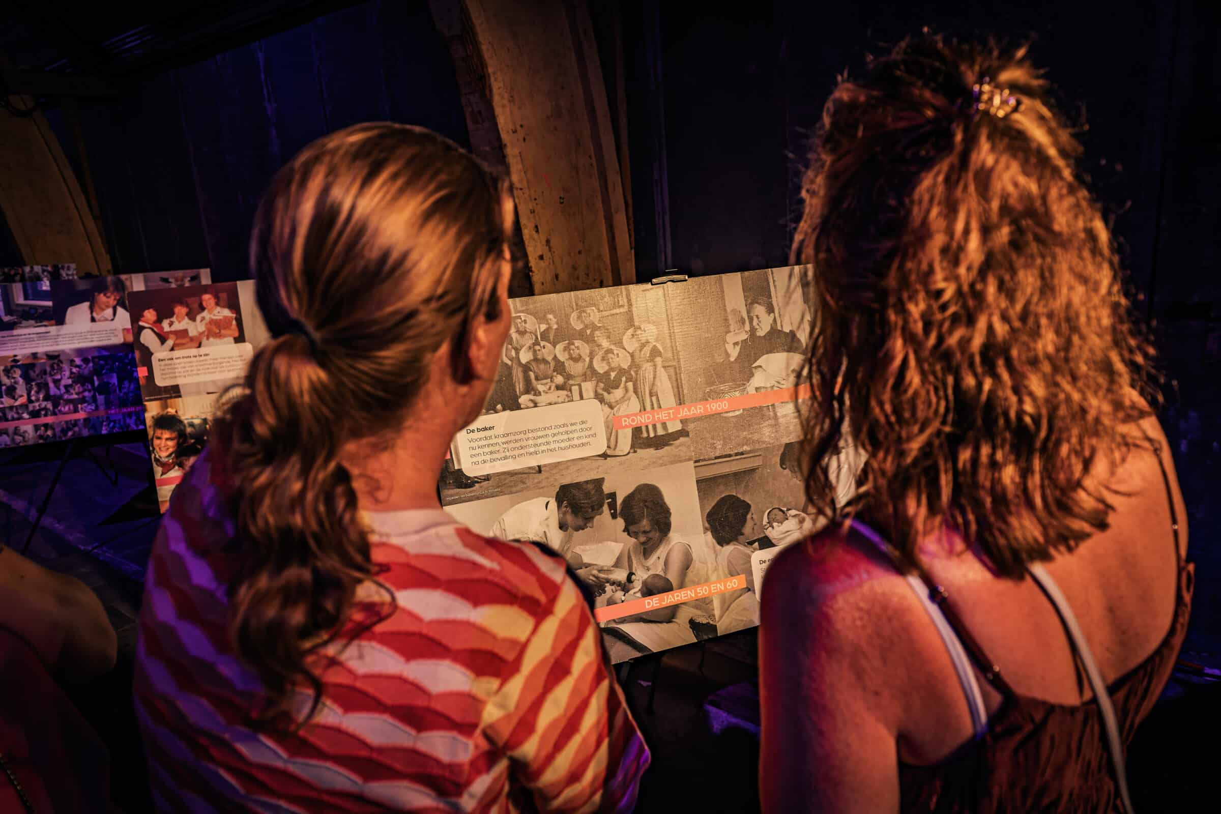 bezoekers bekijken geschiedenis kraamzus