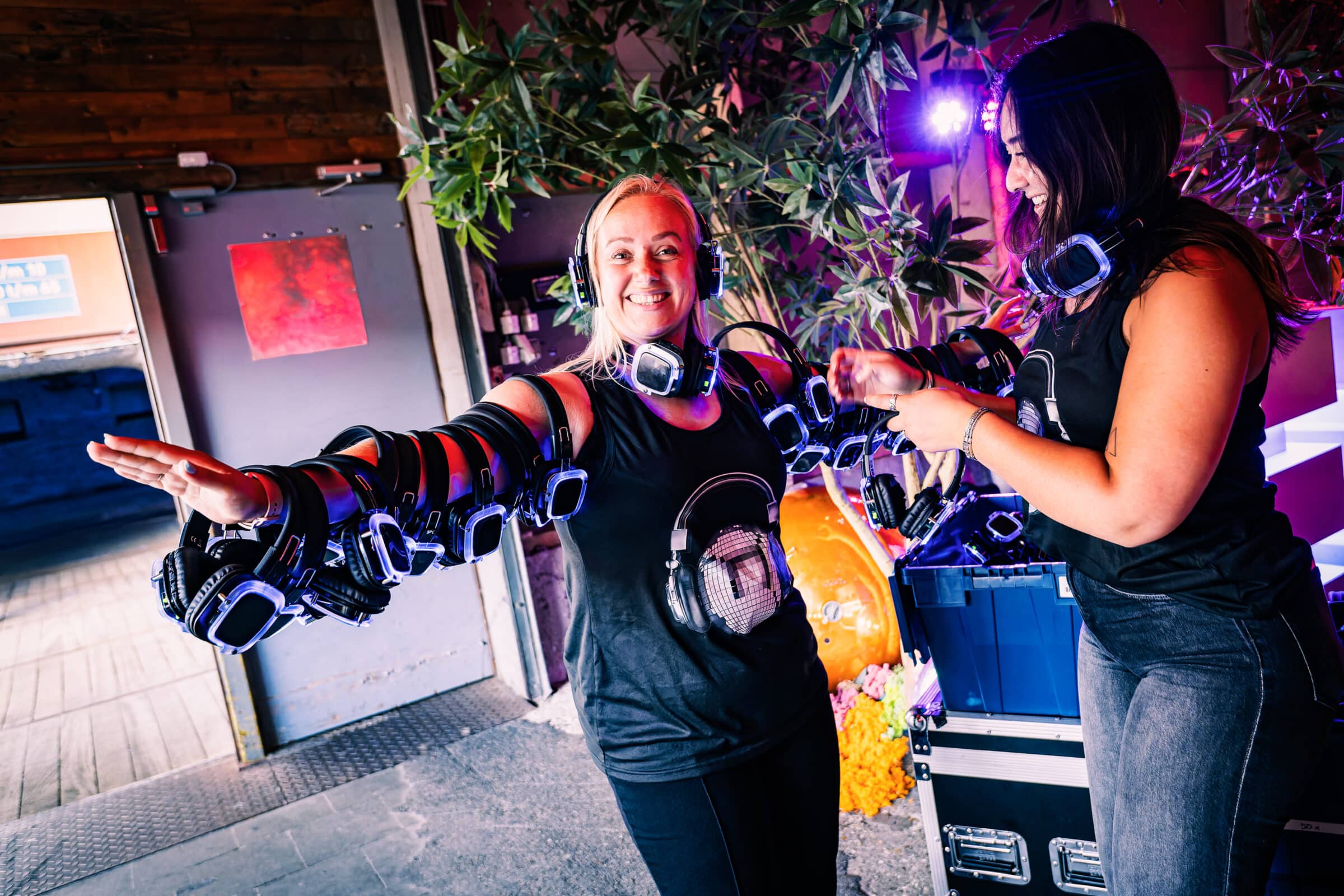vrouw met koptelefoons van silent disco