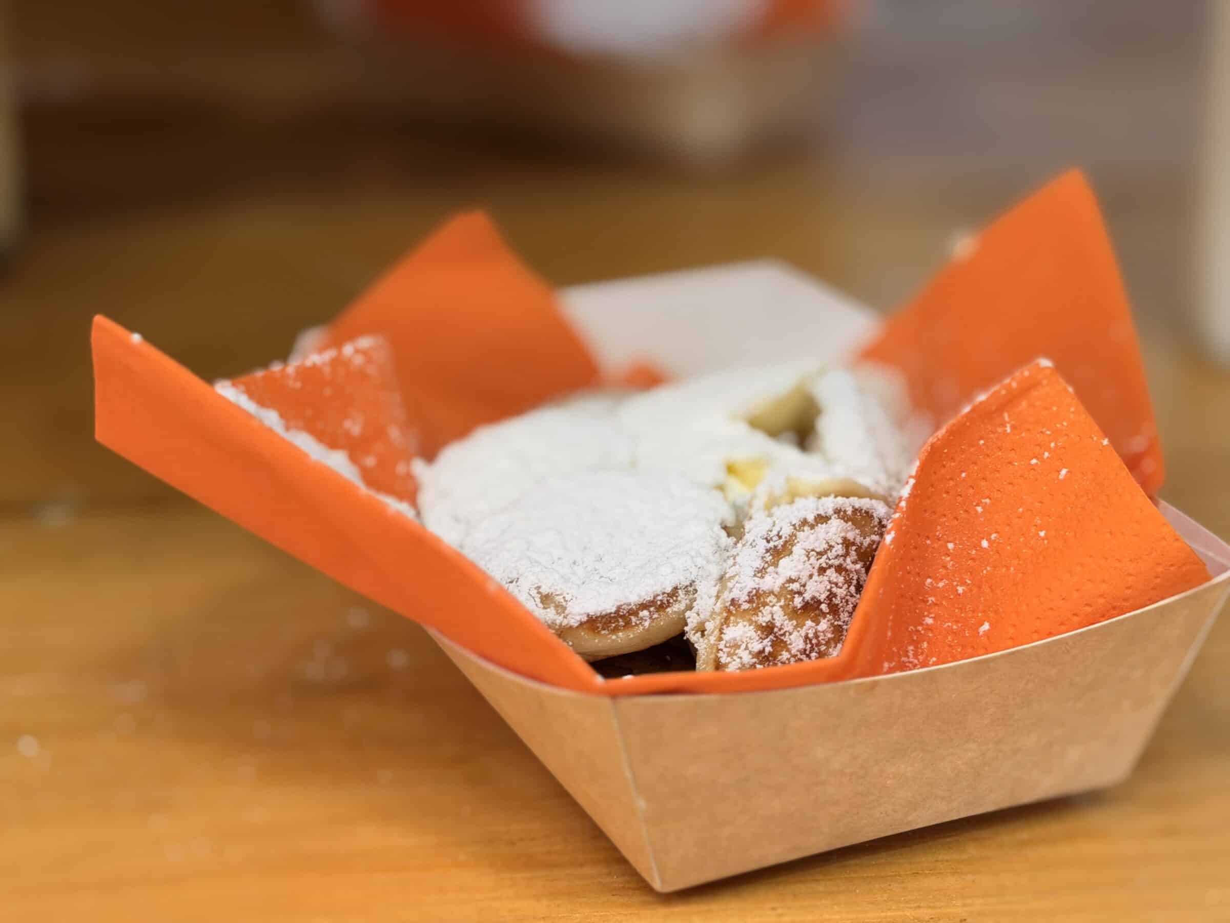 bak met poffertjes