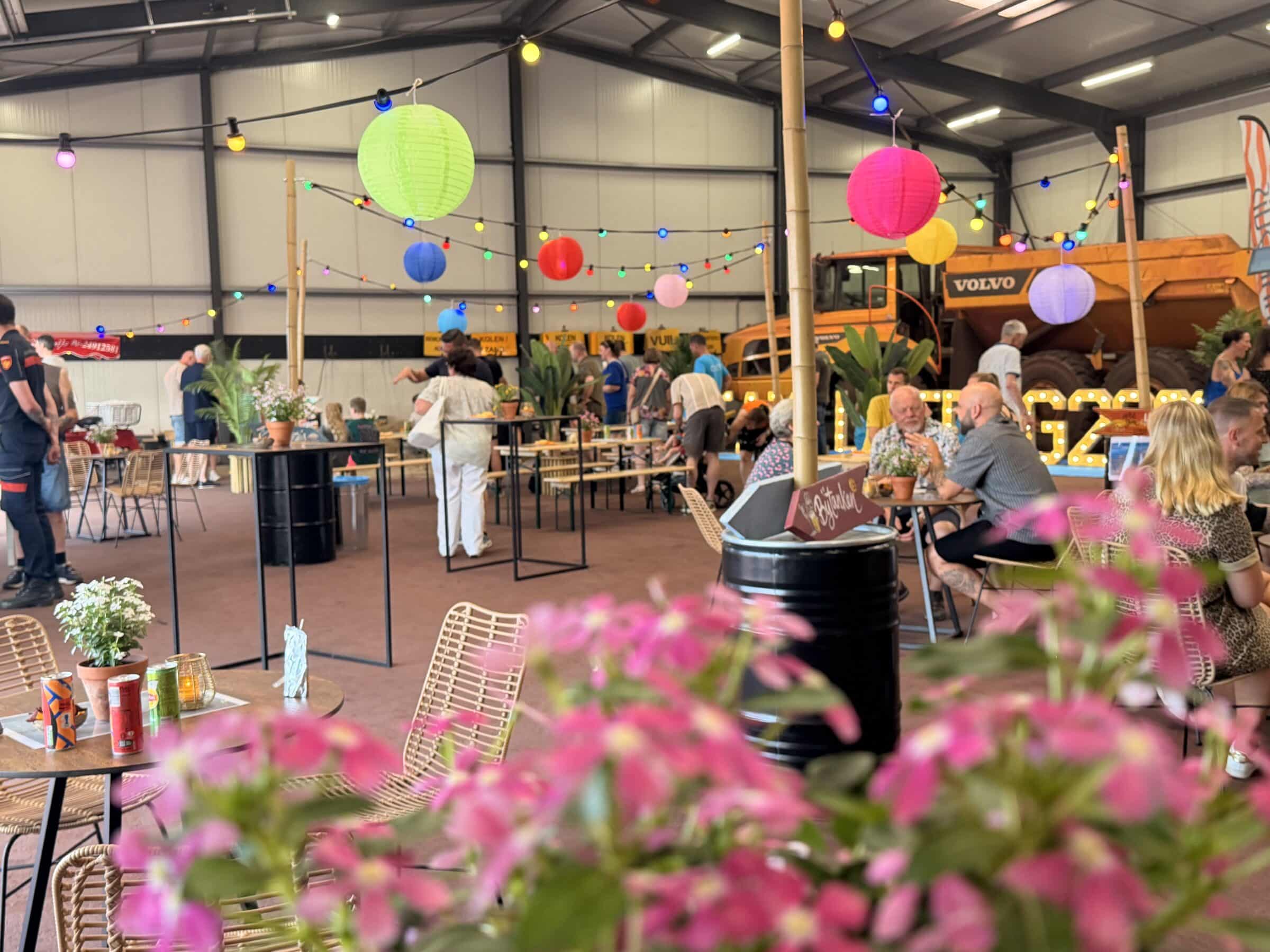 bedrijfshal eecv versierd met festivaldecoratie