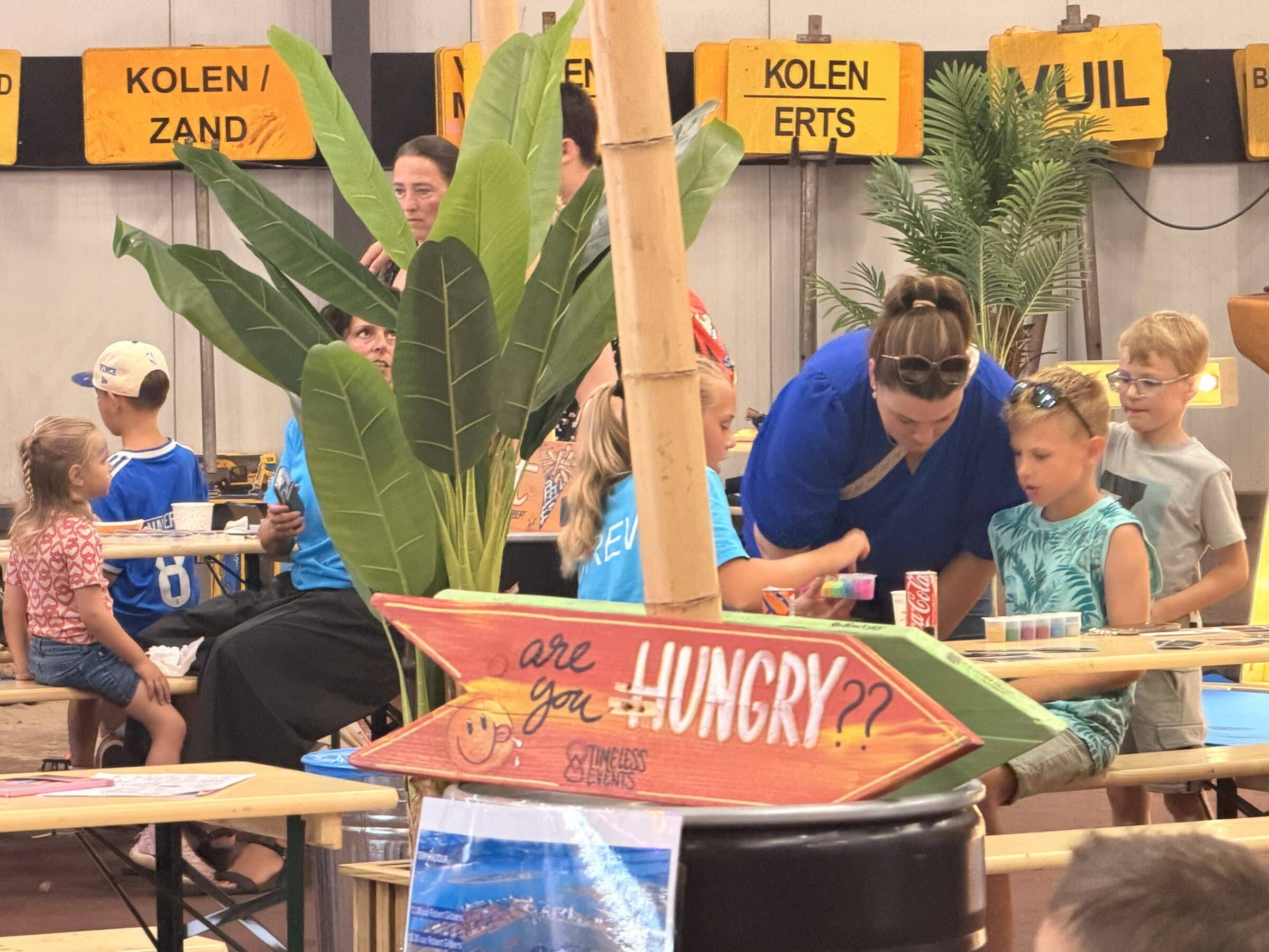 Houten bord op paal met tekst hungry