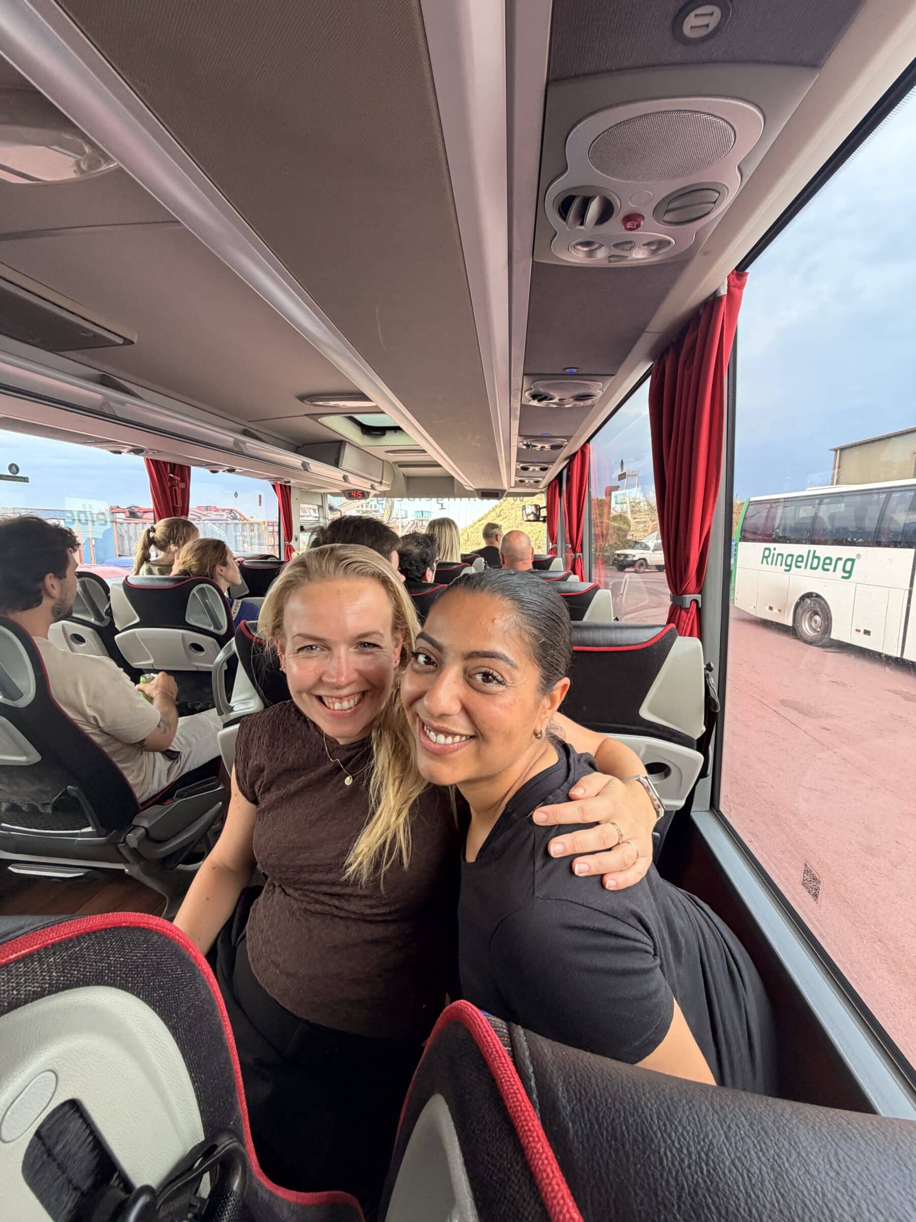 davina in bus tijdens rondleiding event eecv