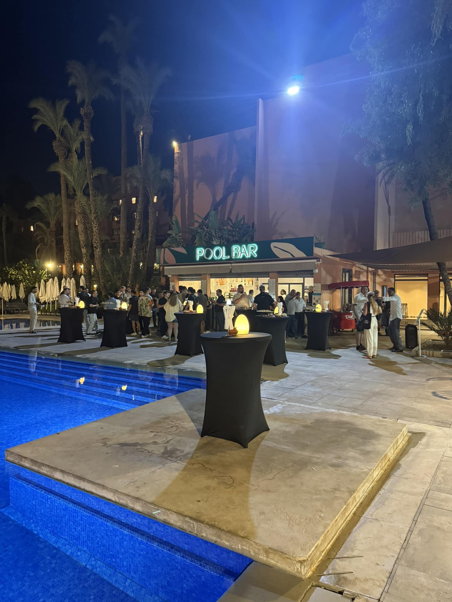 pool bar in de avond met statafels