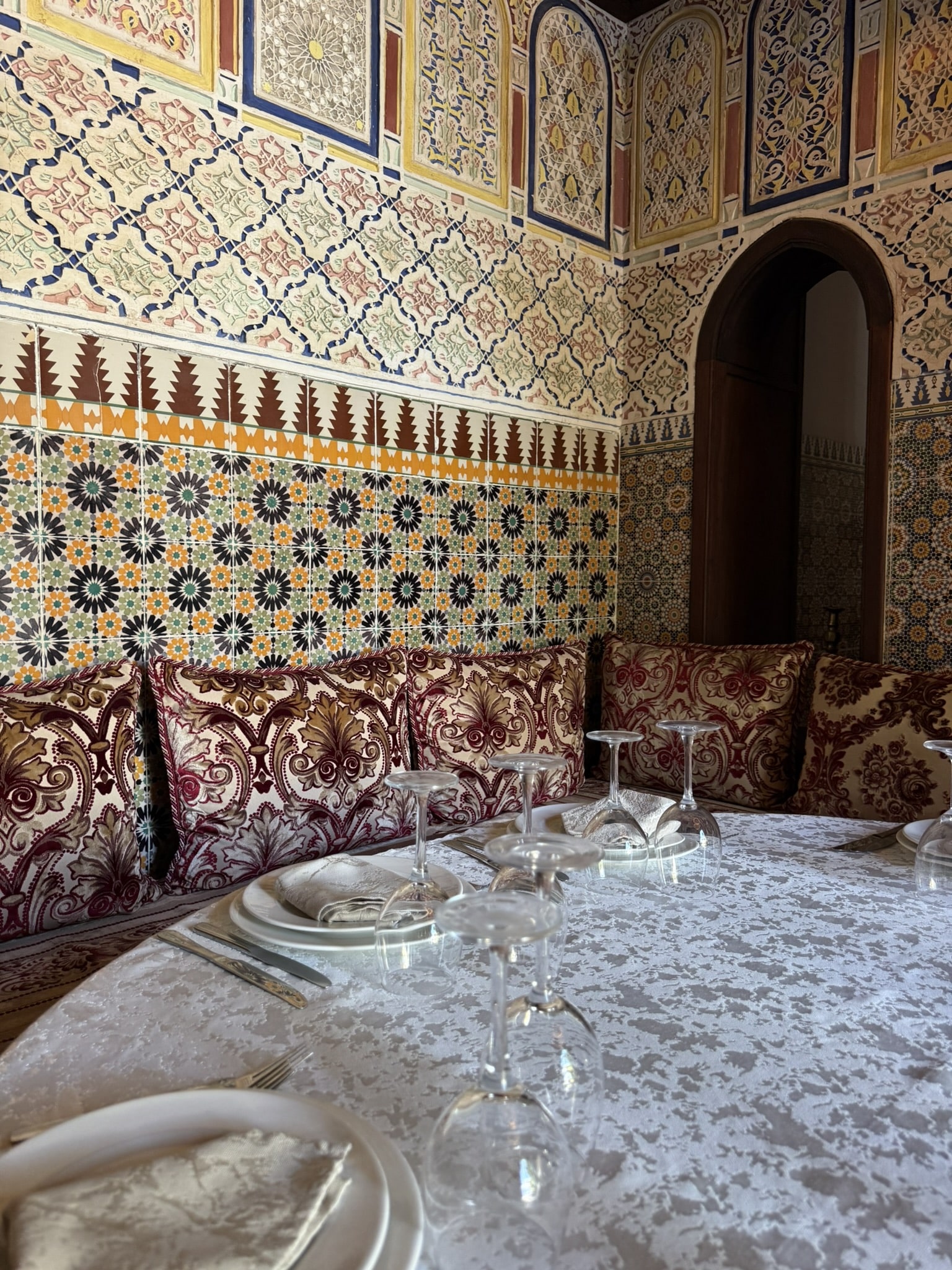 marokkaanse zithoek met gedekte tafel en gedecoreerde muur