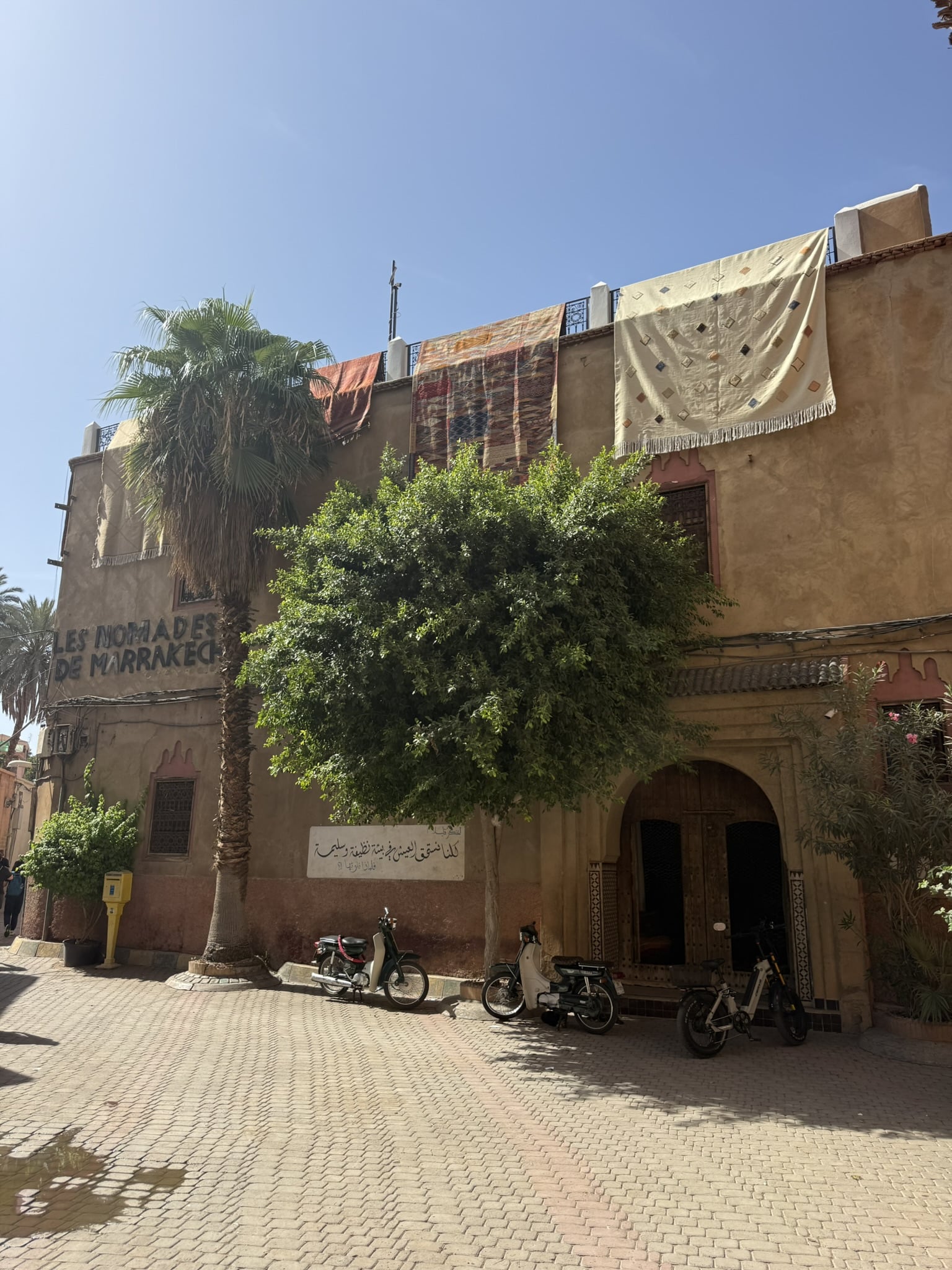 huis met bomen ervoor in marrakech