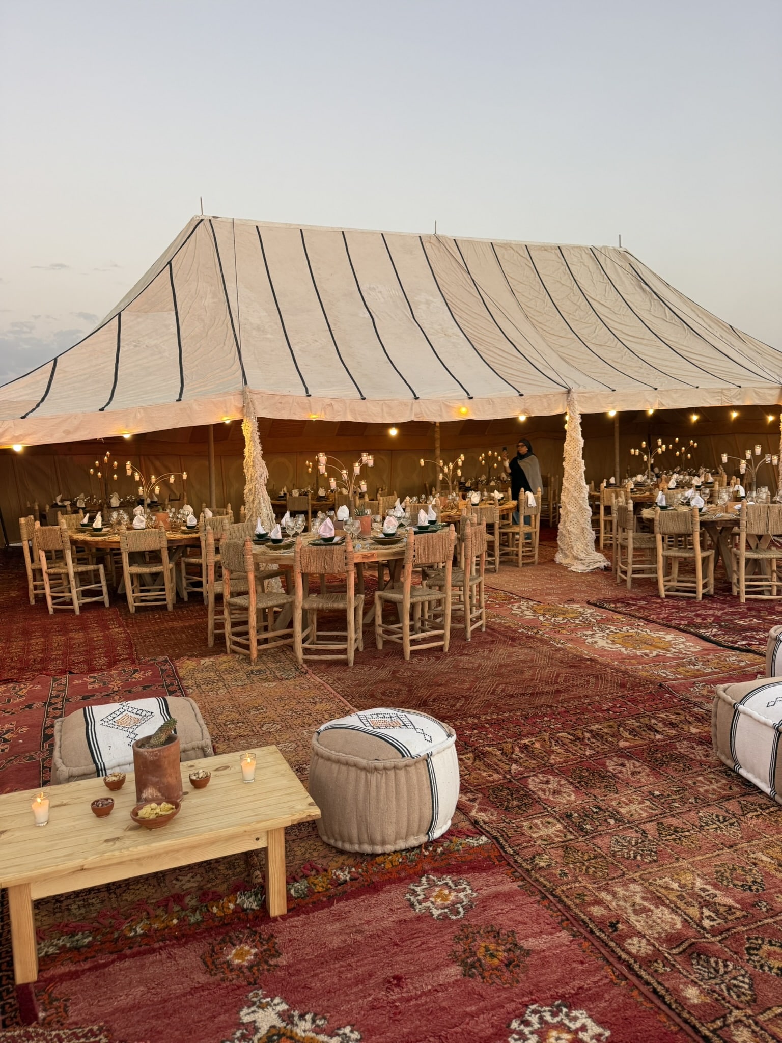 grote versierde marrokkaanse tent met tafels en stoelen